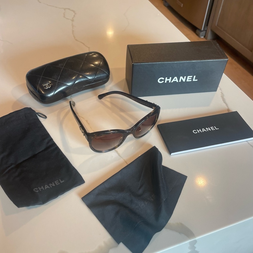 Chanel Sunglasses turtoise color gold symbol